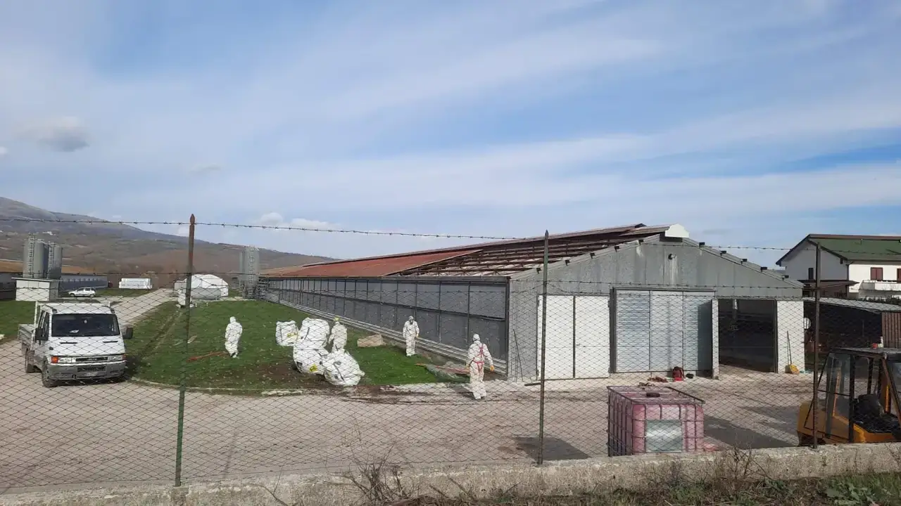 Cantiere di bonifica con materiali confezionati e area messa in sicurezza